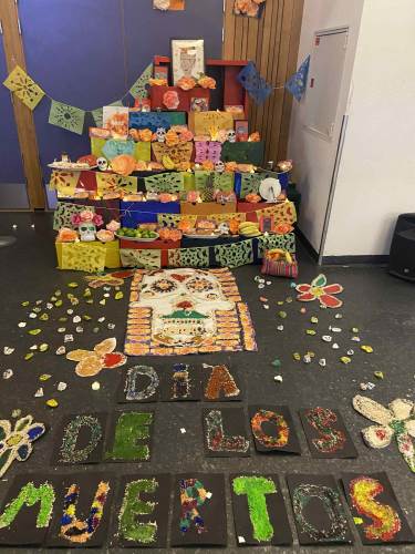 Alter ferdig montert, med sagsponteppe på gulvet.